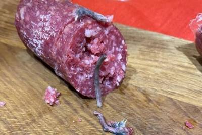 "Нас на фронте таким не кормили": в Житомире продавали колбасу с частями крысы