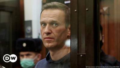 Соратник Навального сообщил, что состояние политика почти нормализовалось