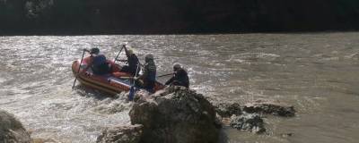 В Адыгее продолжаются поиски упавшего в реку туриста