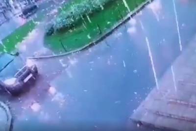 Эпичный дождь из искр во время грозы в Петербурге попал на видео
