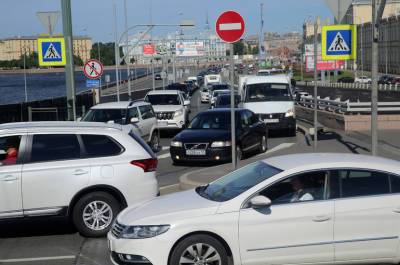 Смольный возьмёт полномочия по эвакуации автомобилей в Петербурге
