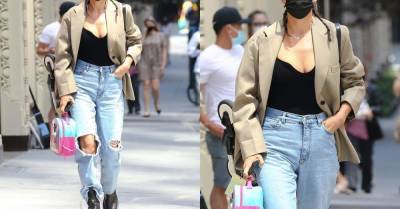 Рваные джинсы + соблазнительный топ: идеальный расслабленный look от Ирины Шейк