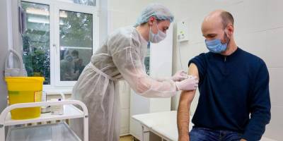 В Москве прививки от COVID ежедневно делают 10 тысяч человек