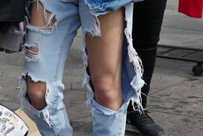 Стилист посоветовала не носить дырявые джинсы: они вышли из моды