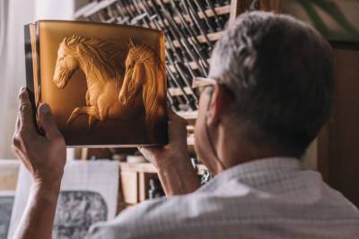 Чешский бренд изготовил для Бердымухамедова бокалы для виски с гравировкой его любимых лошадей
