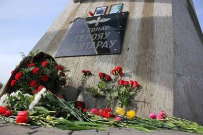 «Спасли людей, но погибли сами. Боль и бесконечная благодарность». Люди несут цветы к памятнику героям-авиаторам в Лиде, 21 мая на территории авиабазы состоится прощание с героями