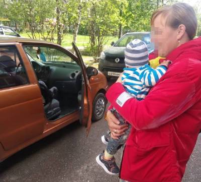 В Смоленской области спасателям пришлось доставать младенца из запертой машины