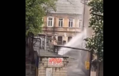 Мощный фонтан ударил во дворе многоэтажки, водой заливает дом в Одессе: видео ЧП