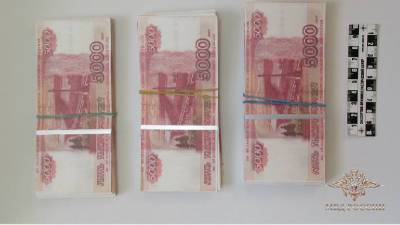 В Смоленске мужчина смог «накормить» банкоматы 988 «прикольными» купюрами