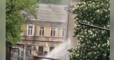 В Одессе гейзер воды ударил по дому: прорвало теплосеть (видео)