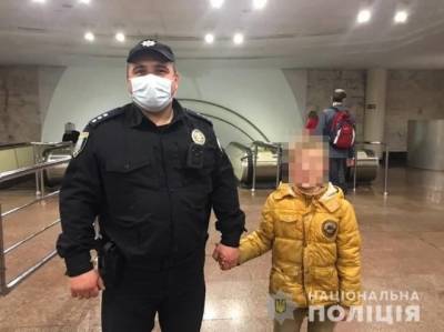 Ситуация с 8-летним мальчиком в метро возмутила украинцев. В полиции пояснили, почему составили протокол не на отца