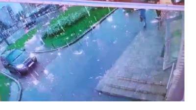 Пользователи опубликовали видео с дождем из искр на юге Петербурга