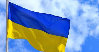 В центре Киева неизвестный осквернил флаг Украины (ВИДЕО)