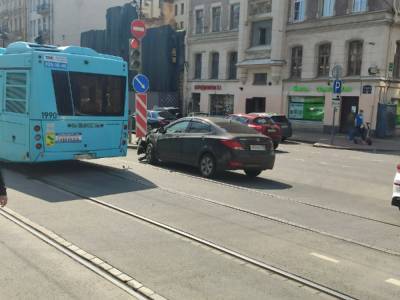 Столкновение автобуса и автомобиля перегородило Лиговский проспект на час