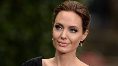 Анджелина Джоли пошла на рискованный шаг, чтобы поддержать женщин-пчеловодов
