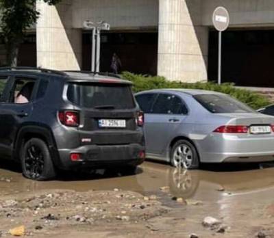 Выбитые окна и куча грязи: в Киеве десятки машин пострадали от прорыва трубопровода. ФОТОрепортаж