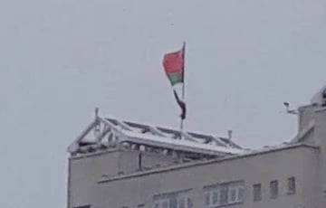 В Минске ветер сначала разорвал, а затем и сорвал красно-зеленый флаг