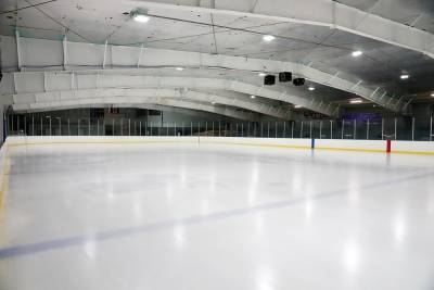 В великолукскую спортивную школу поступило новое хоккейное оборудование