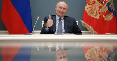 Путин заявил, что Россия "выбьет зубы всем", кто попытается от нее что-то "откусить"