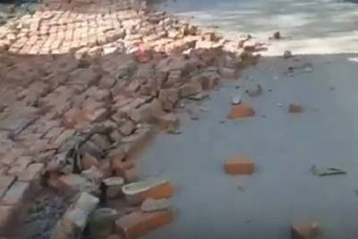 Кирпичная стена рухнула на проезжую часть в Краснодаре