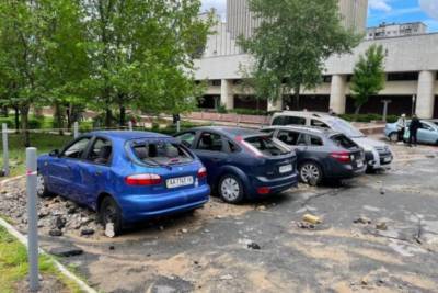 В Киеве произошел прорыв трубы - мощный фонтан разбил припаркованные автомобили