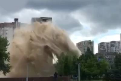 В центре Киева прорвало трубы, струи воды поднялись на десятки метров: кадры и детали ЧП