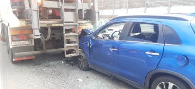 На петербургской ЗСД легковой автомобиль врезался в грузовик