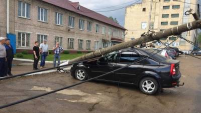 В Бежецке Тверской области ураган во время грозы с градом валил деревья и столбы