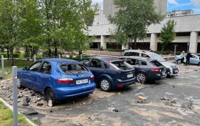В Киеве гигантский "гейзер" повредил автомобили
