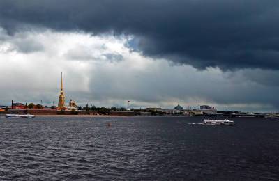 Власти Петербурга решили закрыть парки из-за надвигающегося шторма