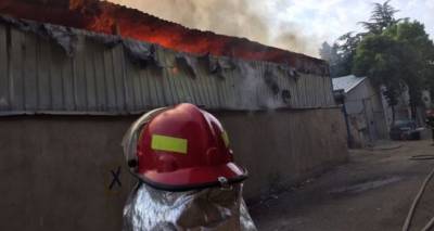 Склад мебели горит в Тбилиси