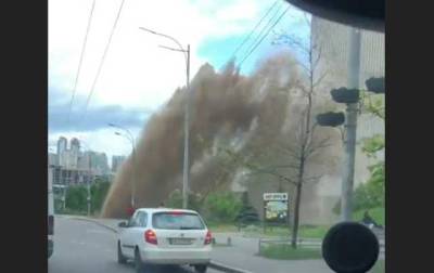 В Киеве 10-метровый "гейзер" из кипятка разбил машины и смыл асфальт