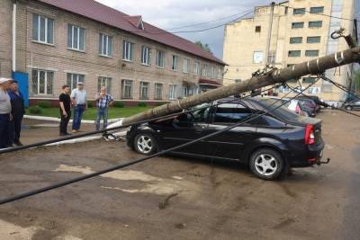 В Бежецке Тверской области сильный ветер повалил бетонный столб