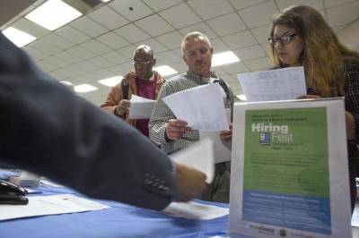 В США все еще около 16 млн безработных, хотя их число снижается