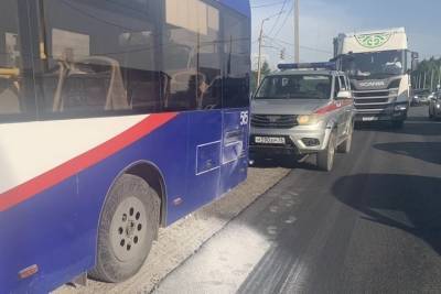 В Ярославле росгвардейцы потушили загоревшийся автобус