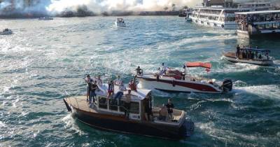 На яхте и лодках: турецкий клуб устроил грандиозный парад после победы в Чемпионате страны (видео)