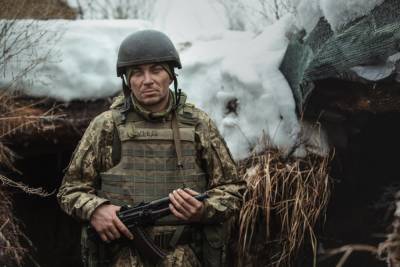 Затопленные окопы и отсутствие формы: в каких условиях служат украинские боевики