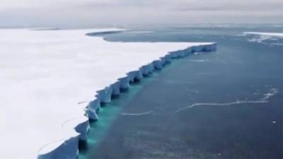 Появились кадры с отколовшимся от Антарктиды айсбергом