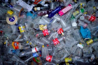 Американские ученые научились перерабатывать пластик в реактивное топливо