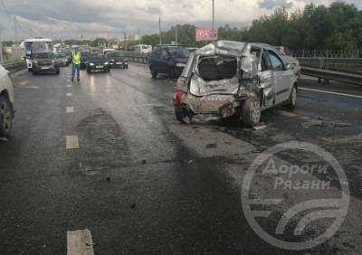 В массовом ДТП на Северной окружной серьезно пострадала женщина-водитель - ya62.ru - Рязань
