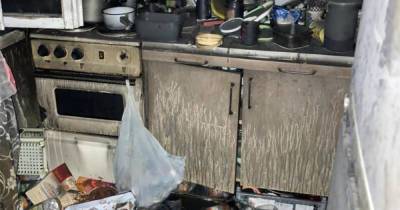 Три человека погибли при пожаре в захламленной квартире в Новосибирске