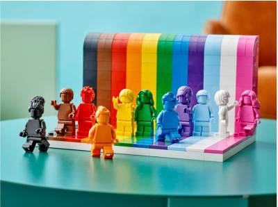 LEGO створила перший ЛГБТ-набір конструктора із фігурками без визначеної статі
