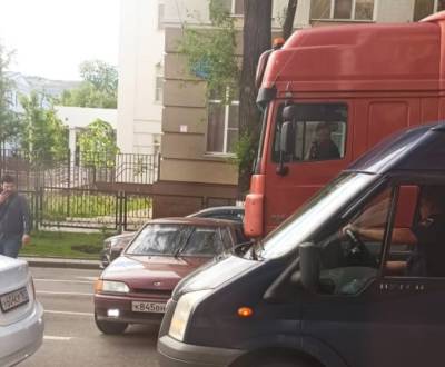 В Ростове на Красноармейской грузовик столкнулся с легковушкой