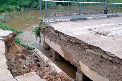 Разрушенный из-за ливней мост в Порховском районе закрыли для движения