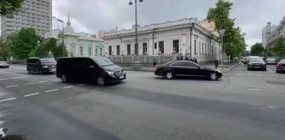 Кортеж премьер-министра Шмыгаля проехал по центру Киева под выключенные светофоры