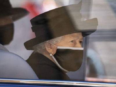 Новый удар: королева Елизавета II оплакивает смерть своего щенка