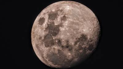 Ученые нашли возможную причину обрушения кратера на обратной стороне луны