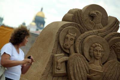 Песчаные скульптуры у Петропавловской крепости пришлось восстанавливать после ливня