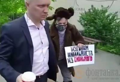 Атаку плакатами приняли за нападение на главу управления соцпитания Петербурга