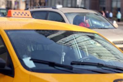Таксист угрожал москвичке матом из-за 220 рублей